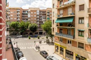 uitzicht op een straat in een stad met gebouwen bij Bright Modern - 2Bedrooms 1Bathroom - Delicias in Madrid