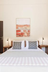 1 dormitorio con 1 cama blanca y 2 almohadas en Halide Luxury Villa, en Ixia