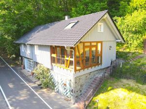 una pequeña casa con techo en una calle en The coach house en Altenherfen