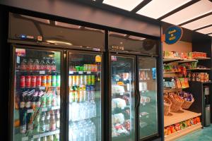 Supermarket nebo jiné obchody v  hotelu nebo okolí
