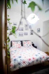 Un dormitorio con una cama con flores. en Fred's Home Guestroom VieuxPort Friendly chez'l'habitant en Marsella