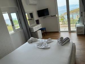 萨兰达Eri Rooms的一间带床的卧室，可欣赏海景 更多85张照片