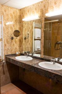 Ванная комната в Hotel Ransol +37 фотографий