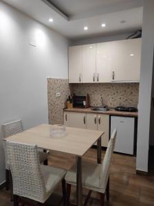 Een keuken of kitchenette bij Apartment Spalatos Sutomore