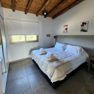 - une chambre avec un grand lit et des serviettes dans l'établissement ARAUCARIA Resort, à San Rafael