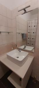 Apartmani Kljunak في زاتون: حمام مع حوض أبيض ومرآة