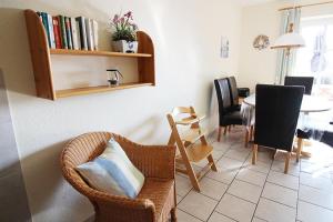 ein Wohnzimmer mit einem Stuhl und einem Tisch in der Unterkunft Seerose in Bliesdorf