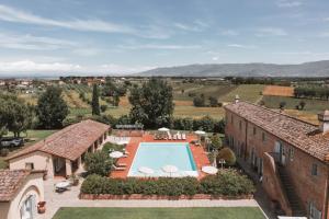 Una vista aérea de una villa con piscina. en Agriturismo S.Angelo, en Foiano della Chiana