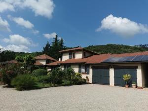 dom z panelami słonecznymi na garażu w obiekcie Villa avec jardin et piscine w mieście Cras