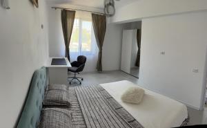 ママイア・ノルドにあるVila Mamaiaのベッドルーム1室(ベッド1台、デスク、椅子付)