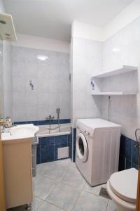 y baño con lavadora y lavamanos. en Apartman Nane, en Kaštela