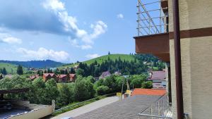 Vista generica sulle montagne o vista sulle montagne dall'interno dell'hotel