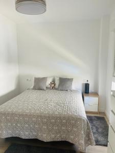 un dormitorio con una cama con un perro sentado en ella en Happy holidays en Marbella
