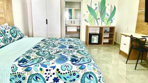 1 dormitorio con 1 cama con edredón azul y blanco en Morgans Cliff Villa, en Salt Gut Pen