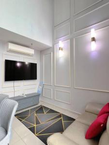 un soggiorno con divano e TV a schermo piatto di Cozy Staycation @ ICITY near SOGO & Central I-City a Shah Alam