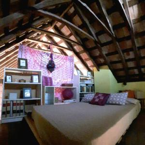 サン・ロケにある`PRECIOSA CASA ANDALUZA CON VISTASの木製の天井の客室で、ベッドルーム1室(ベッド1台付)