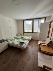 史塔列史普拉維的住宿－Penzion na Slunci，客房内设有两张床,铺有木地板,设有窗户。