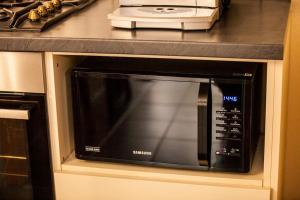 un horno microondas sentado en una encimera de cocina en Gîte „La maison des épices“, en Kintzheim