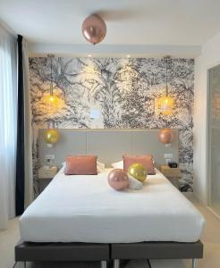 - une chambre dotée d'un grand lit avec trois balles dans l'établissement Brit Hotel Ker Lann Aeroport, à Bruz