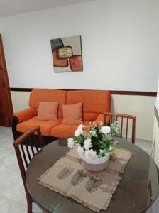 sala de estar con mesa de cristal y sofá en El Olivar en La Adrada