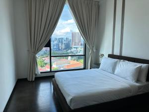 吉隆坡的住宿－Millennium Suite At Opus Residence，一间卧室设有一张床和一个大窗户