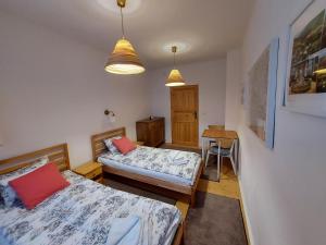 a bedroom with two beds and two lamps at Apartament Roland in Świeradów-Zdrój