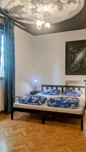 Uma cama ou camas num quarto em Re-Born Hostel