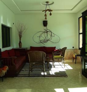 uma sala de estar com um sofá, uma mesa e cadeiras em TAZEKKA PARC HOTEL em Taza