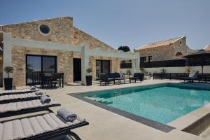 A piscina localizada em Mouzaki's Stone Villas ou nos arredores