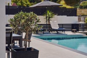 A piscina localizada em Mouzaki's Stone Villas ou nos arredores