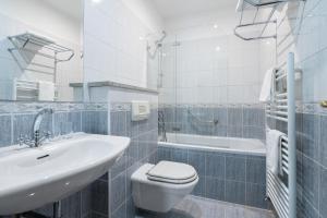 Koupelna v ubytování Hotel Nostromo + 23 fotografií