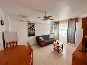 sala de estar con sofá y mesa en La Vela Playa 2, en Roquetas de Mar