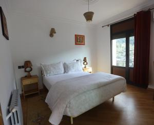 塔扎TAZEKKA PARC HOTEL的一间带床和窗户的白色卧室
