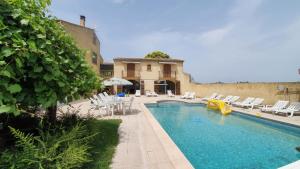 una piscina con scivolo e sedie e una casa di Cadre d'exception a Orange