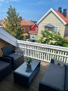 a balcony with chairs and a table and a fence at Sjarmerende Town House i sentrum in Tønsberg