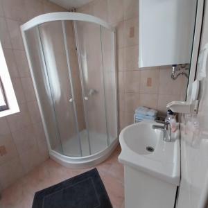 y baño con ducha y lavamanos. en APARTMA 27, en Kranjska Gora