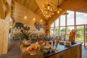 una sala da pranzo con tavolo e frutta di Parc Animalier de Sainte-Croix a Rhodes