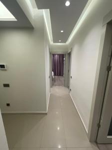 un pasillo con paredes blancas y techo en Milpark suites, en Estambul