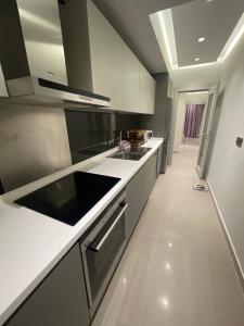 cocina con encimeras blancas y encimera blanca en Milpark suites, en Estambul