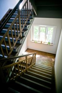 a winding staircase in a house with a window at Stylowy, przestronny apartament 80m2 na zielonej ulicy w centrum in Wrocław