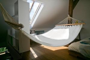 een hangmat in een kamer met een bed en een raam bij Stylowy, przestronny apartament 80m2 na zielonej ulicy w centrum in Wrocław