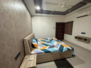 um quarto com uma cama num quarto em SunRays - Unique 3BHK in the Heart of the City em Gwalior