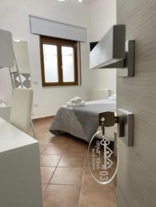 Zimmer mit Tür und Schlüssel in der Unterkunft B&B Mast’ Nicola in Sapri