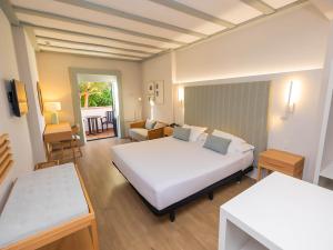 Postel nebo postele na pokoji v ubytování Isla Canela Golf Hotel Boutique
