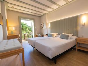 Postel nebo postele na pokoji v ubytování Isla Canela Golf Hotel Boutique