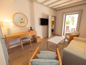 TV a/nebo společenská místnost v ubytování Isla Canela Golf Hotel Boutique