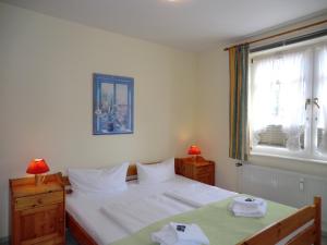 een slaapkamer met een bed met twee handdoeken erop bij Parkstrasse -Whg1 in Wyk auf Föhr