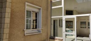 dwa okna na boku budynku w obiekcie Studio Bis Proche centre ville et Canal à Montargis w mieście Montargis