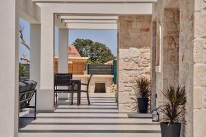 Uma varanda ou terraço em Mouzaki's Stone Villas