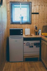 uma cozinha com um fogão e uma máquina de lavar louça em Nad Lipcykiem em Nowy Gaj